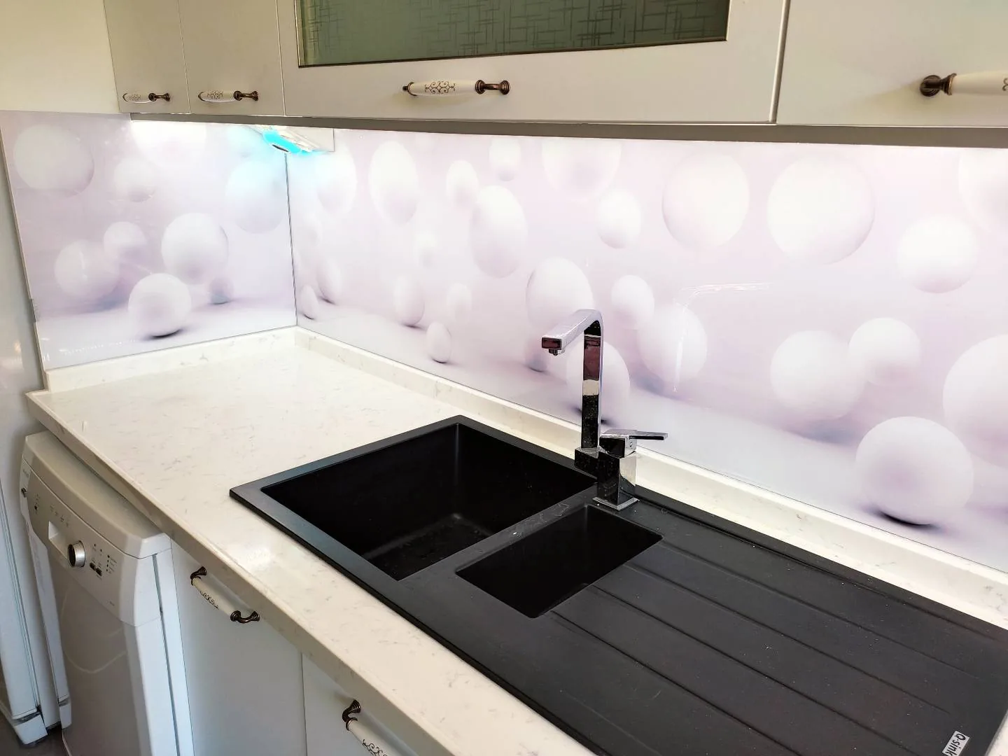 3D Küre Desenli Cam Panel: fotoğraf 1