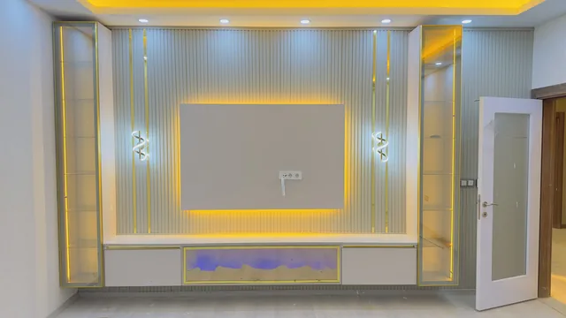 Konya'da anahtar teslim tamamladığımız bir dairede çıtalı, ışıklı TV duvarı ve vitrin dolaplar