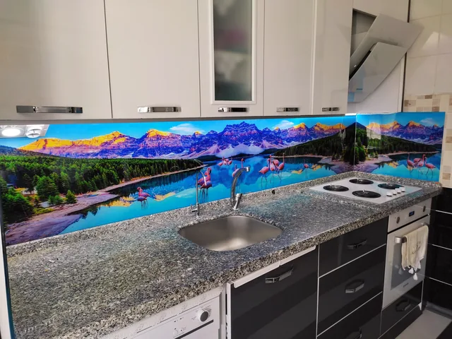 Dağ Manzaralı Cam Panel, Granit Tezgah