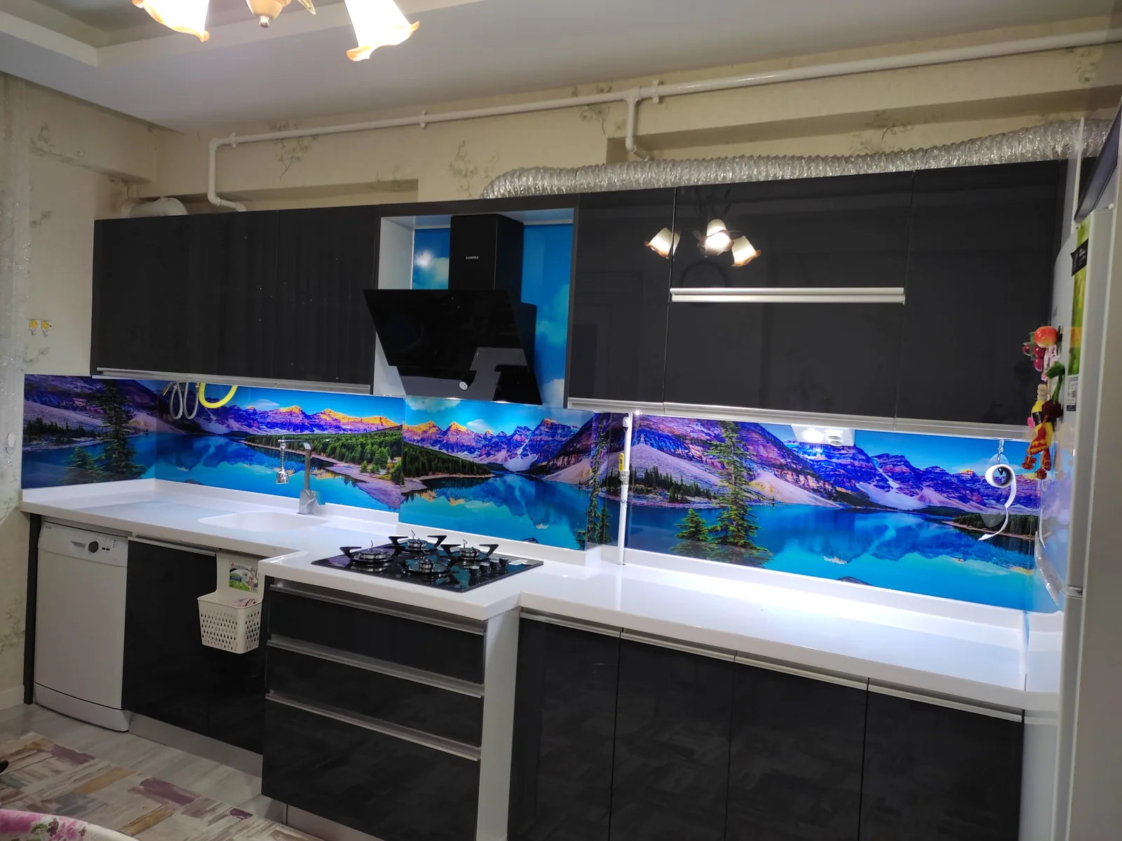 Dağ Manzaralı Cam Panel, Granit Tezgah: fotoğraf 3