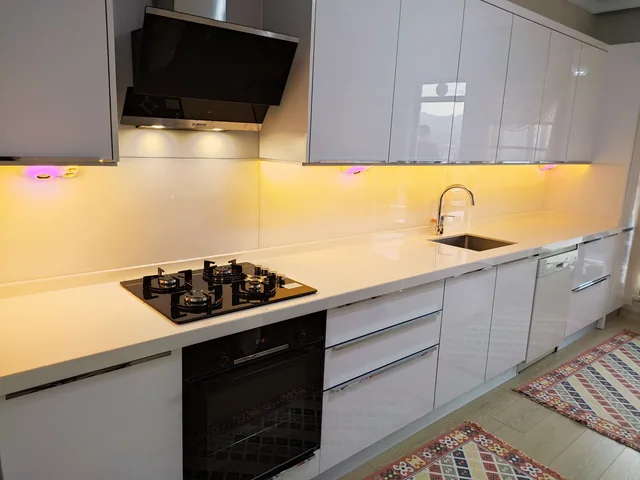 Düz Lake Cam Panel, LED Aydınlatmalı Beyaz Mutfak