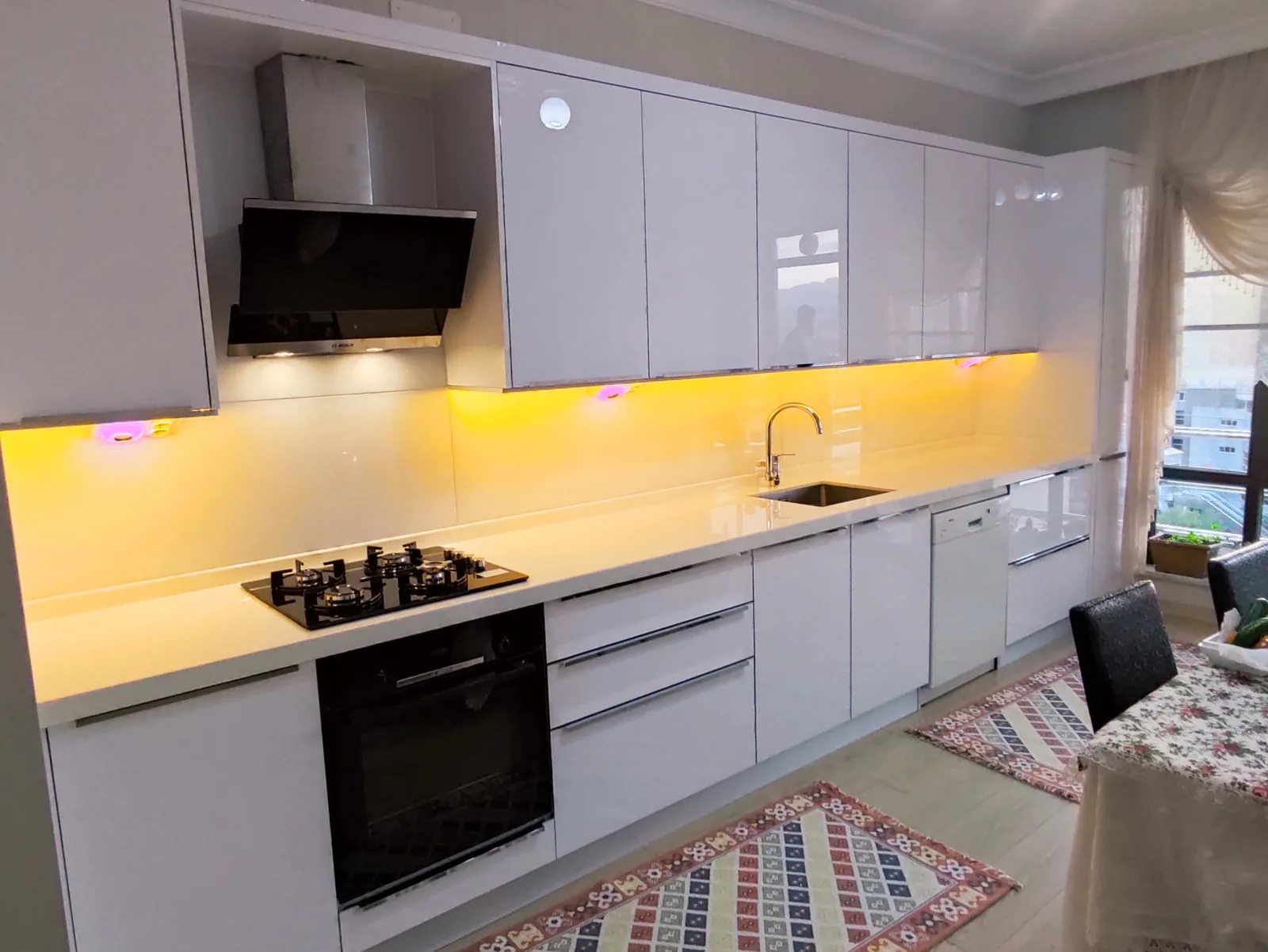 Düz Lake Cam Panel, LED Aydınlatmalı Beyaz Mutfak: fotoğraf 2