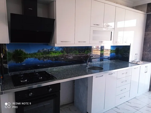 Göl Manzaralı Cam Panel, Beyaz Mutfak