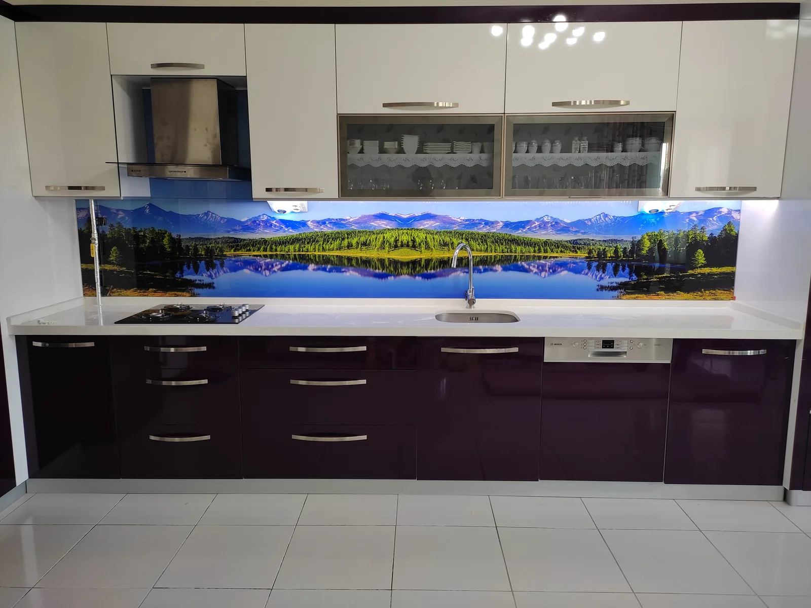 Göl Manzaralı Cam Panel, Mürdüm Alt Dolaplı Mutfak: fotoğraf 1