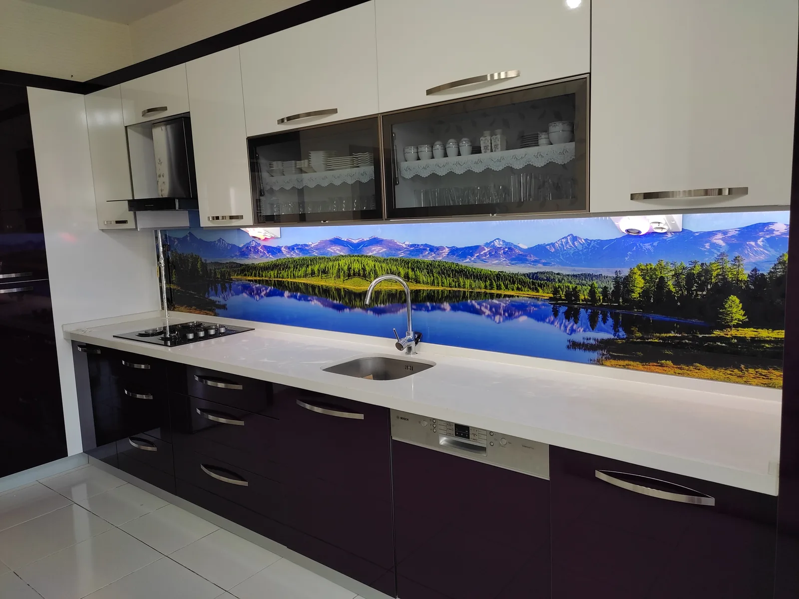 Göl Manzaralı Cam Panel, Mürdüm Alt Dolaplı Mutfak: fotoğraf 2