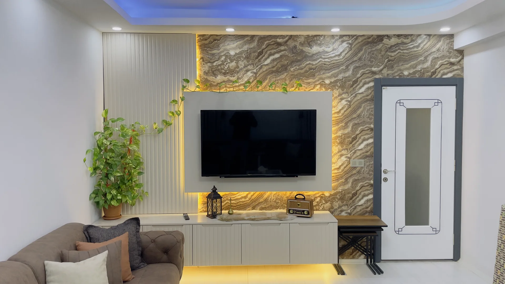 Konya'da tamamladığımız bir salon: taş görünümlü TV duvarı ve ışıklı ünite