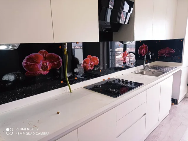 Kırmızı Orkide Desenli Siyah Cam Panel
