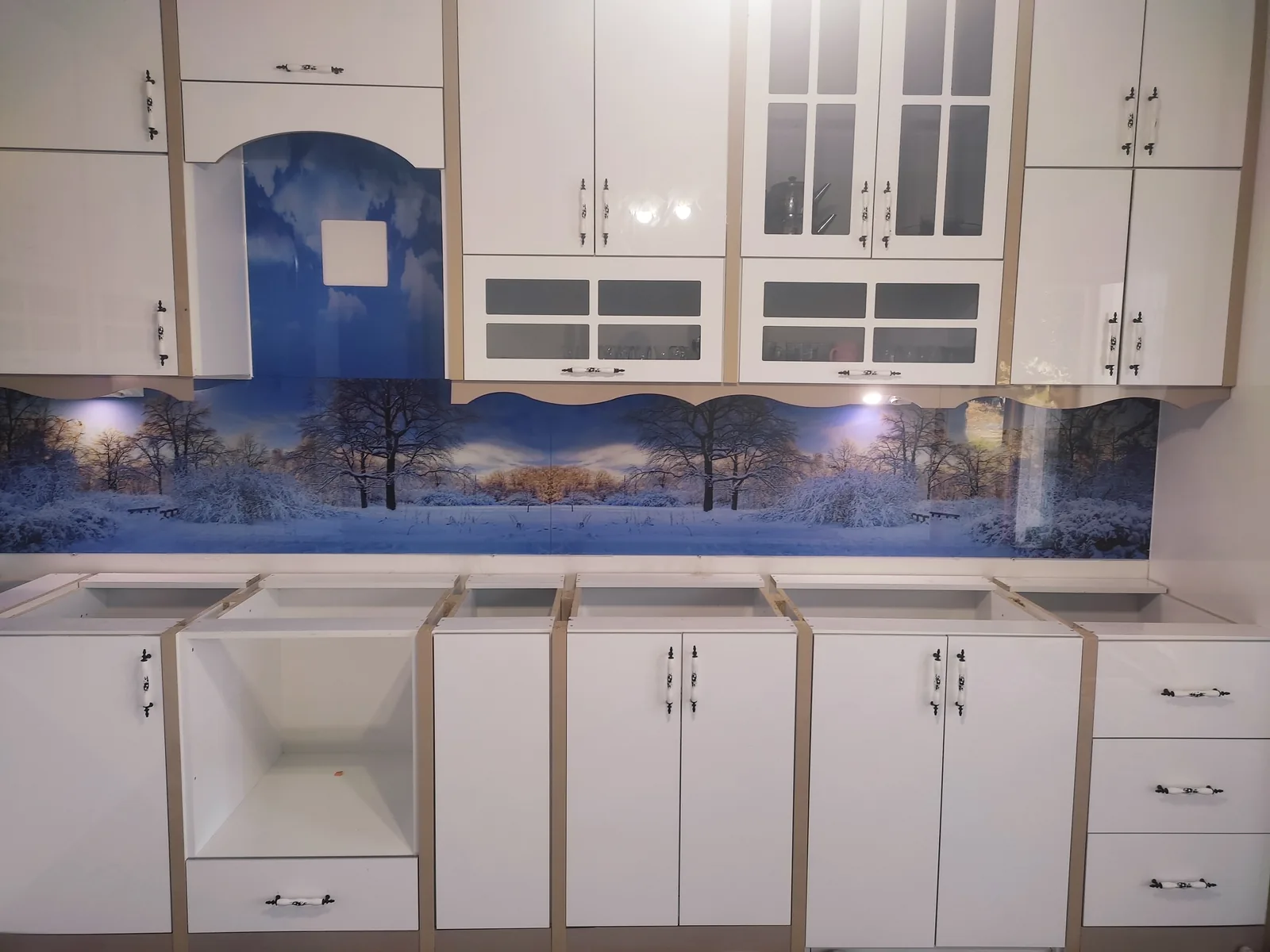 Kış Manzaralı Cam Panel, Beyaz Mutfak: fotoğraf 1