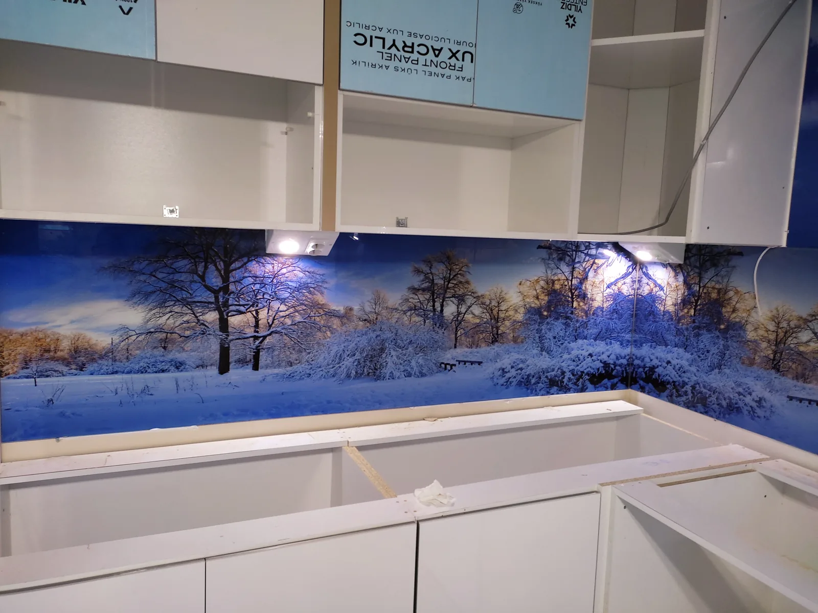 Kış Manzaralı Cam Panel, Beyaz Mutfak: fotoğraf 2