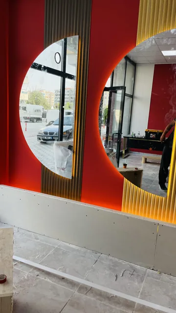 Vitrindeki oval ışıklı ayna ve çıta panel uygulaması