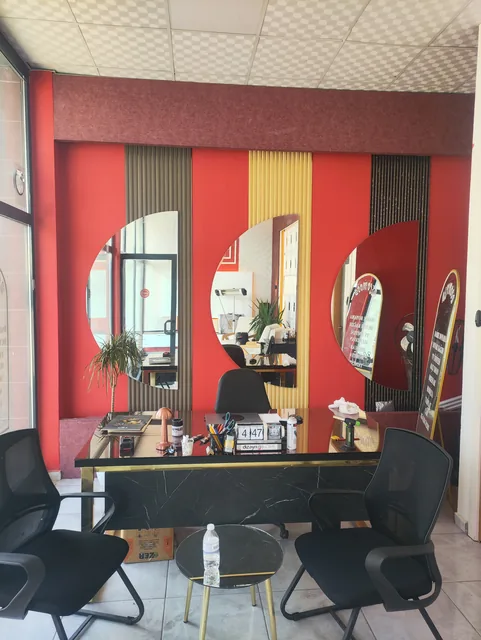 Showroomun görüşme bölümü ve ayna teşhir duvarı