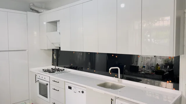 Konya'da yenilediğimiz beyaz parlak mutfak ve siyah cam tezgah arası