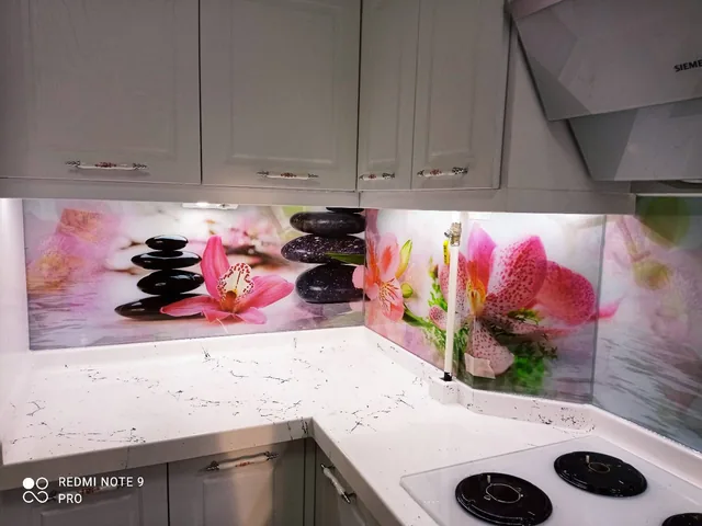 Pembe Çiçek ve Taş Desenli Cam Panel