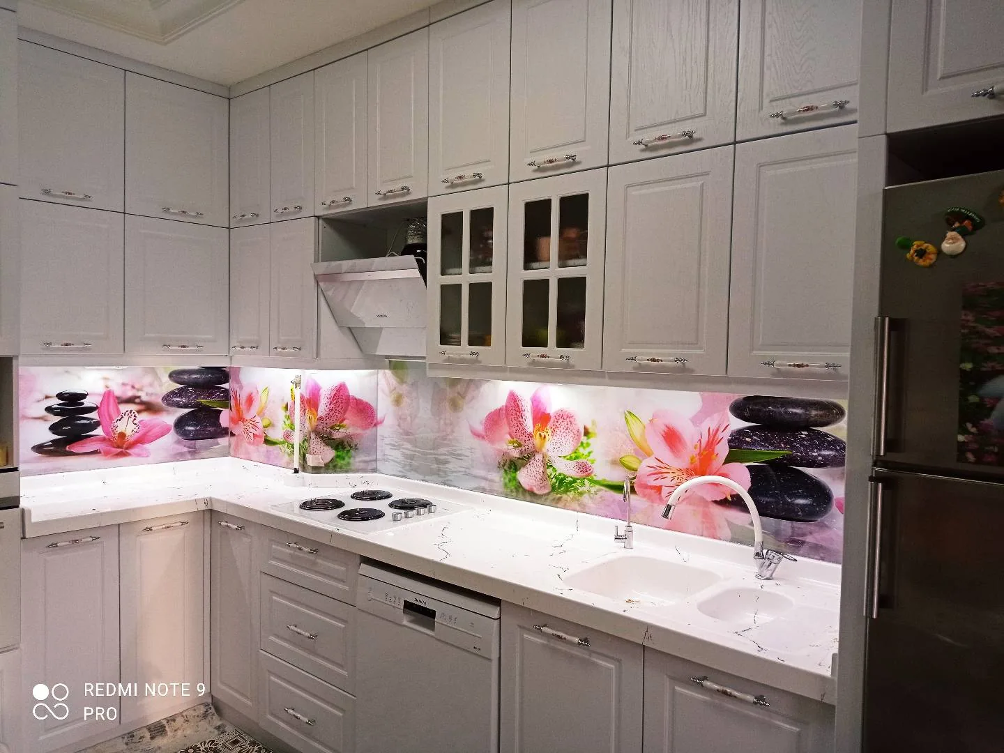 Pembe Çiçek ve Taş Desenli Cam Panel: fotoğraf 3