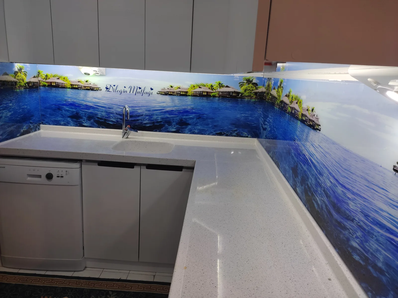 Sahil Manzaralı Cam Panel, Krem Mutfak: fotoğraf 1