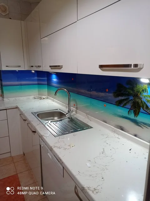 Sahil Manzaralı Cam Panel, Parlak Beyaz Mutfak