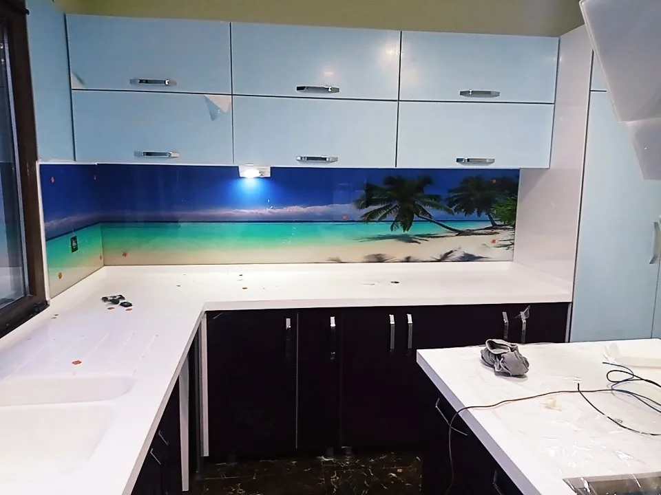 Sahil Manzaralı Cam Panel, Parlak Beyaz Mutfak: fotoğraf 5